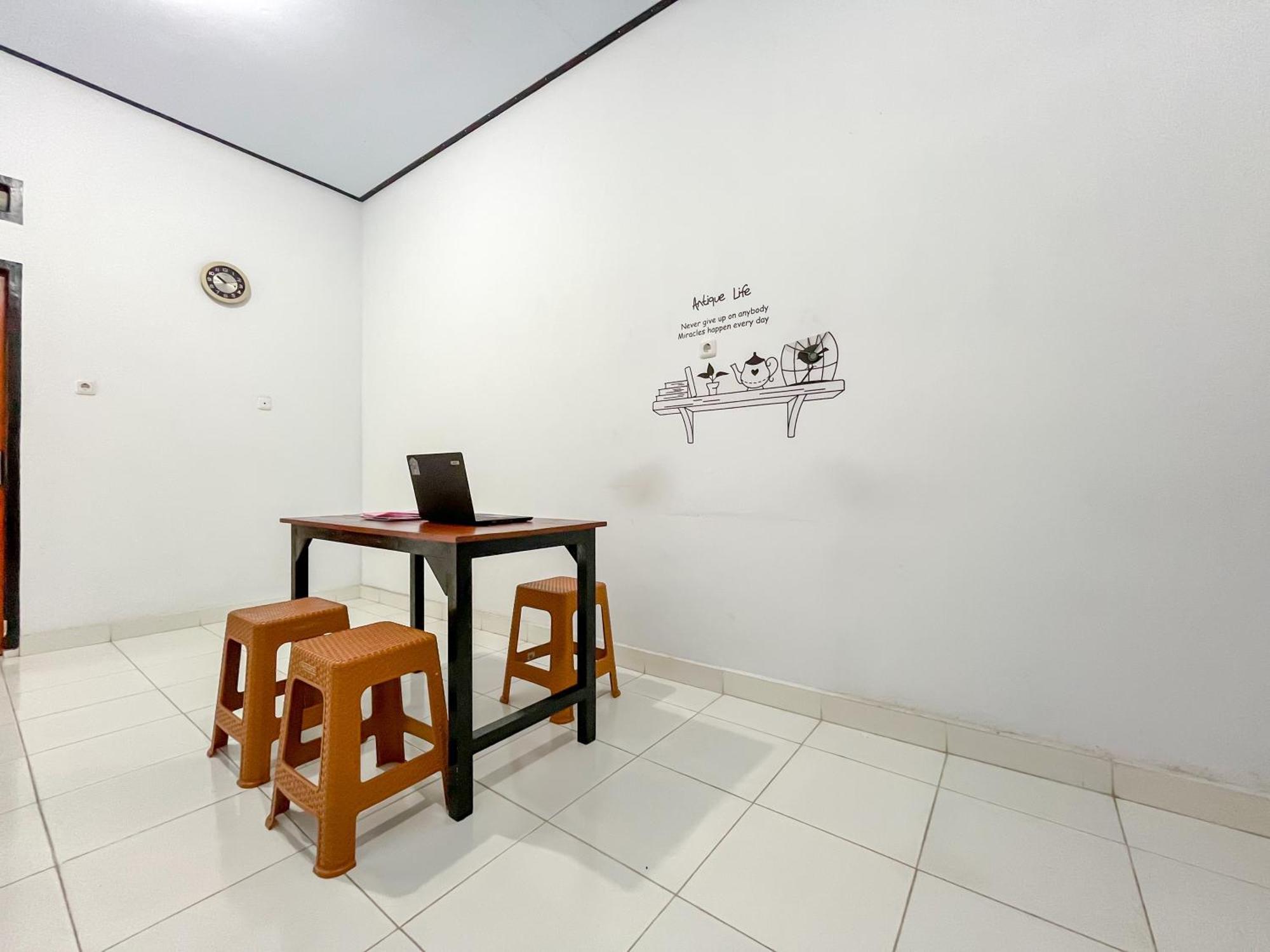 Reddoorz Syariah At Home Ampana Guest House Ampana Kota Buitenkant foto