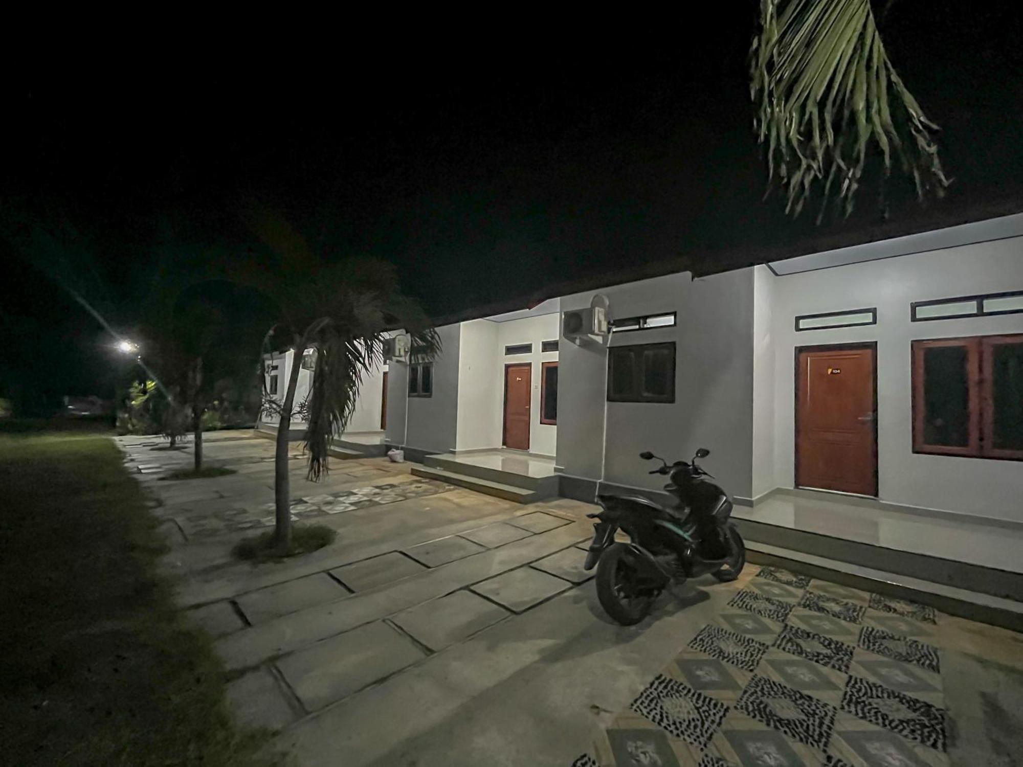 Reddoorz Syariah At Home Ampana Guest House Ampana Kota Buitenkant foto